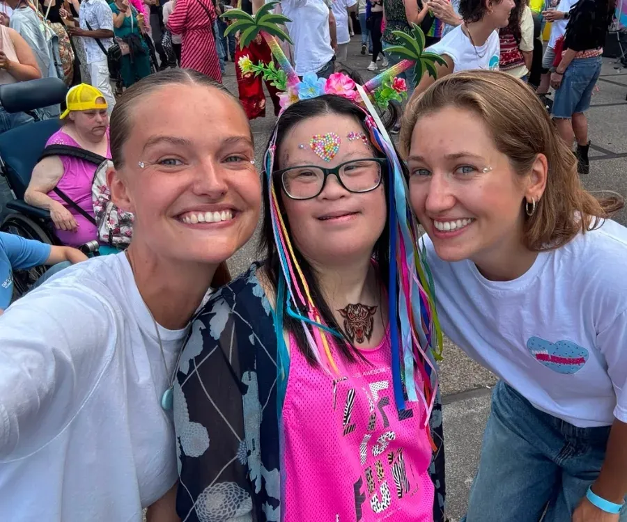 Drie deelnemers samen tijdens Pride